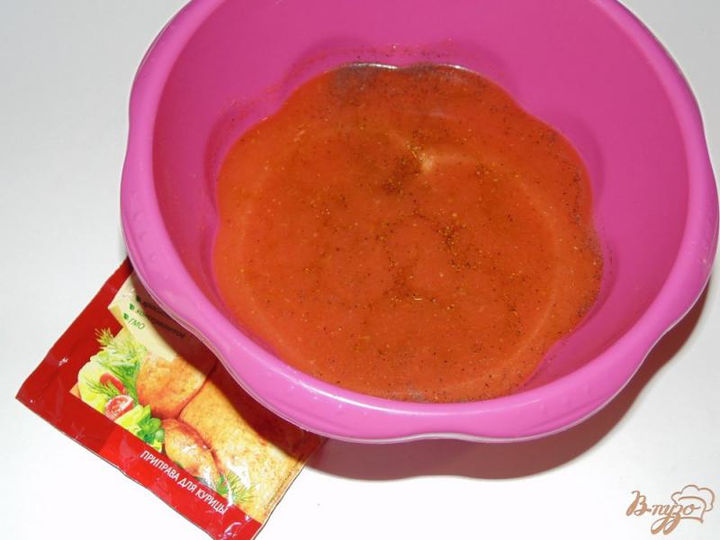 Фото приготовление рецепта: Запеченное маринованное мясо птицы в томатном соке шаг №3