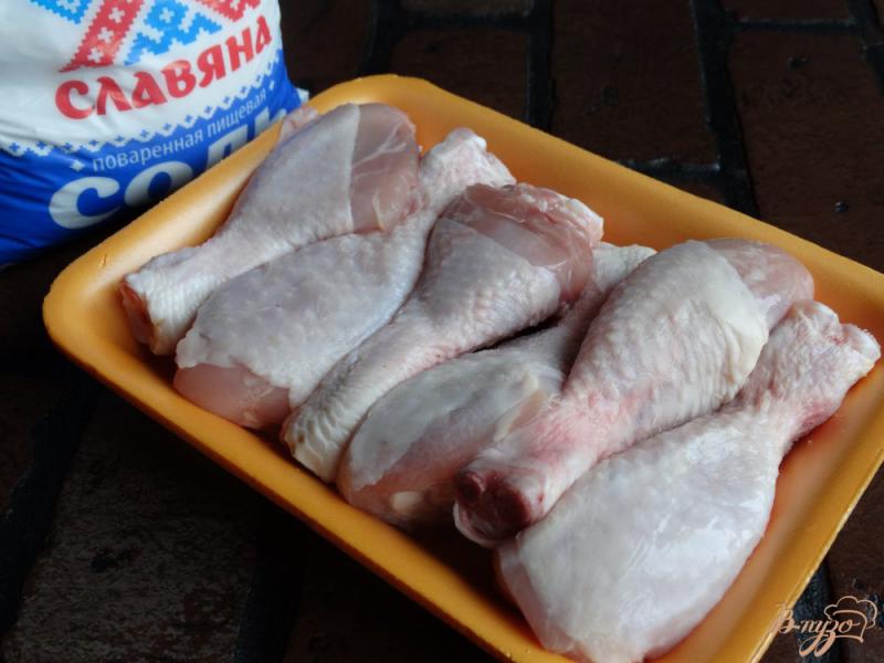 Фото приготовление рецепта: Куриные голени запеченные на соли шаг №1