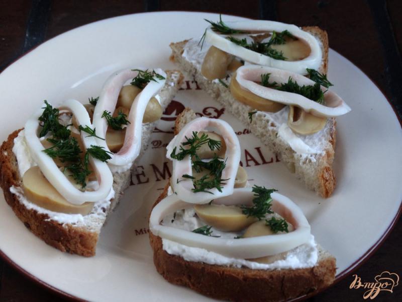 Фото приготовление рецепта: Бутерброды с грибами и кальмарами шаг №5