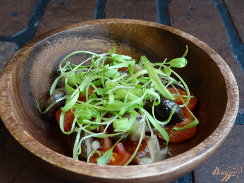 Фото приготовление рецепта: Салат со шпинатом и шиитаке шаг №3