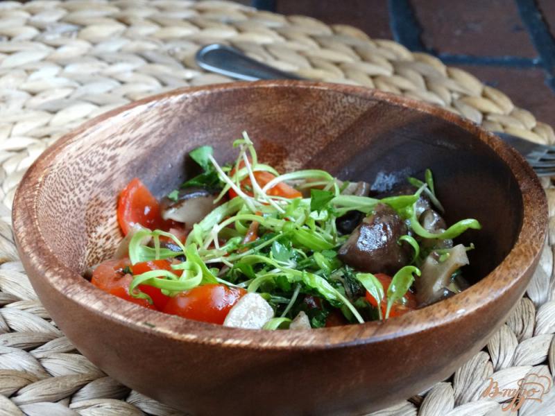 Фото приготовление рецепта: Салат со шпинатом и шиитаке шаг №6