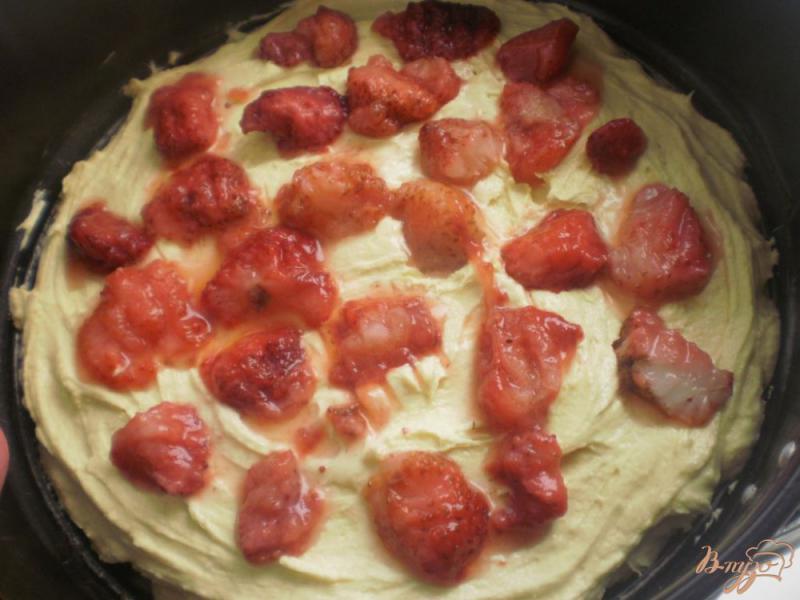 Фото приготовление рецепта: Пирог со штрейзелем и клубникой шаг №3