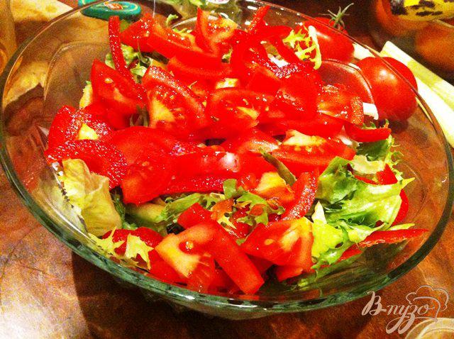 Фото приготовление рецепта: Салат из овощей с копченым лососем шаг №4