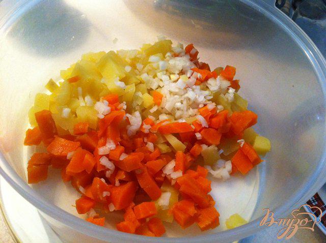 Фото приготовление рецепта: Мясной салат с горошком шаг №4