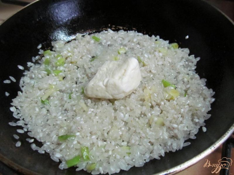 Фото приготовление рецепта: Рис с грибами под брынзой шаг №3