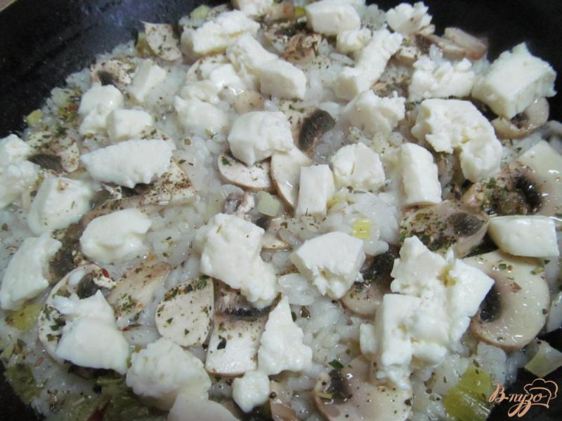 Фото приготовление рецепта: Рис с грибами под брынзой шаг №6