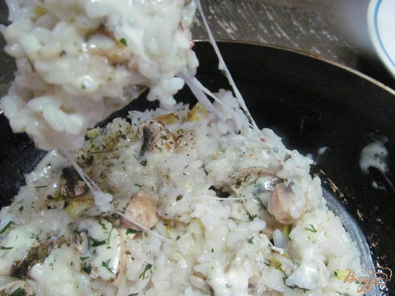 Фото приготовление рецепта: Рис с грибами под брынзой шаг №8