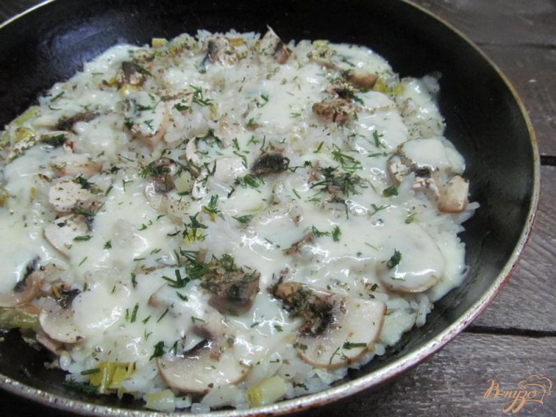 Фото приготовление рецепта: Рис с грибами под брынзой шаг №7