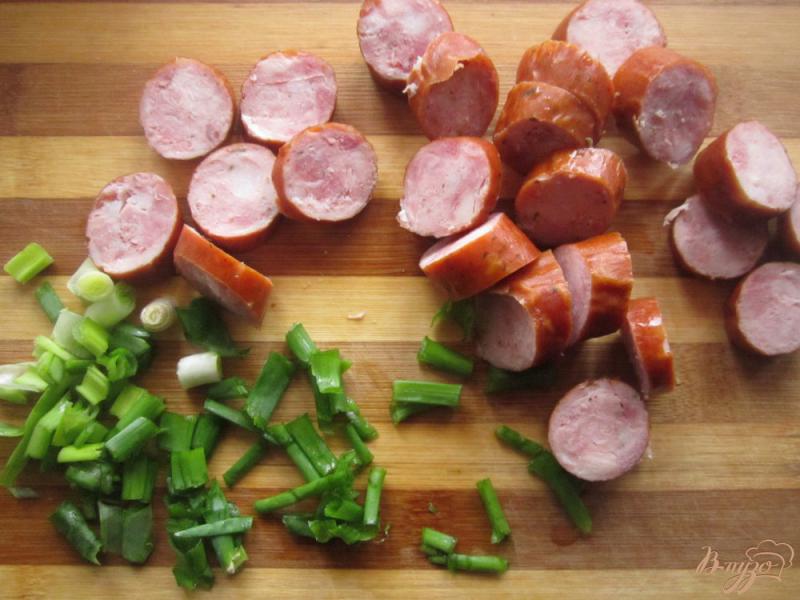 Фото приготовление рецепта: Салат с кукурузой и копчеными колбасками шаг №2