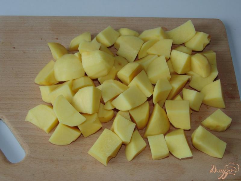 Фото приготовление рецепта: Картофель в сметане с твердым сыром и зеленью шаг №1