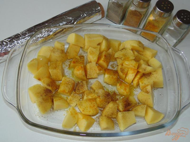 Фото приготовление рецепта: Картофель в сметане с твердым сыром и зеленью шаг №2