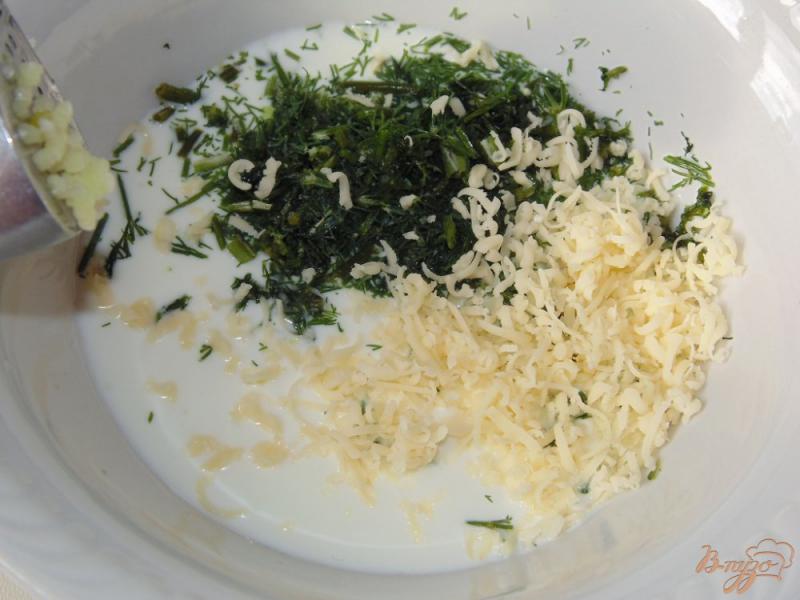Фото приготовление рецепта: Картофель в сметане с твердым сыром и зеленью шаг №3