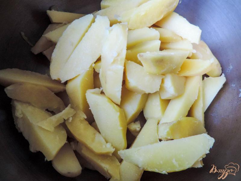 Фото приготовление рецепта: Картофельная запеканка с курицей под сметанным соусом шаг №3