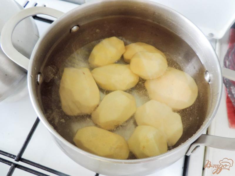 Фото приготовление рецепта: Картофельная запеканка с курицей под сметанным соусом шаг №1