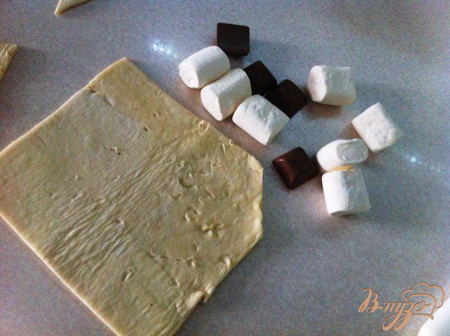 Фото приготовление рецепта: Слоеные треугольнички с маршмеллоу и шоколадом шаг №1