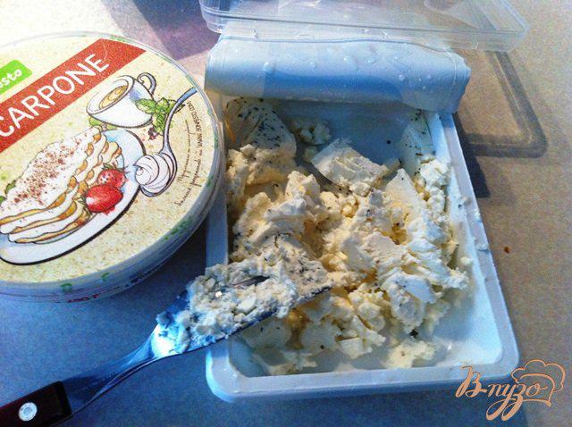 Фото приготовление рецепта: Слоеный пирог с сыром маскарпоне и фетой шаг №2