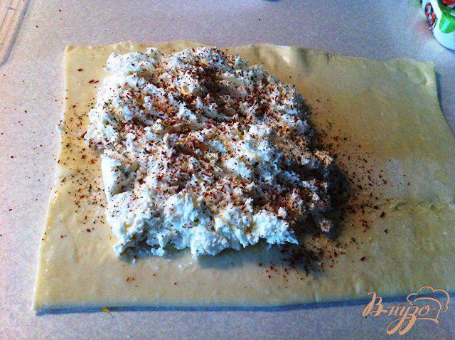 Фото приготовление рецепта: Слоеный пирог с сыром маскарпоне и фетой шаг №3