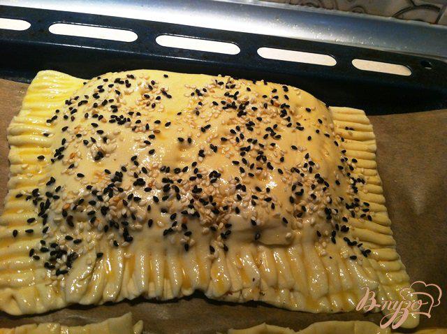 Фото приготовление рецепта: Слоеный пирог с сыром маскарпоне и фетой шаг №4