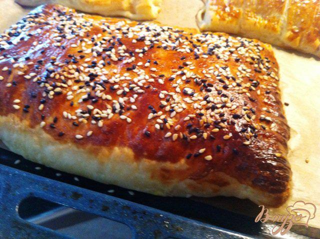 Фото приготовление рецепта: Слоеный пирог с сыром маскарпоне и фетой шаг №5
