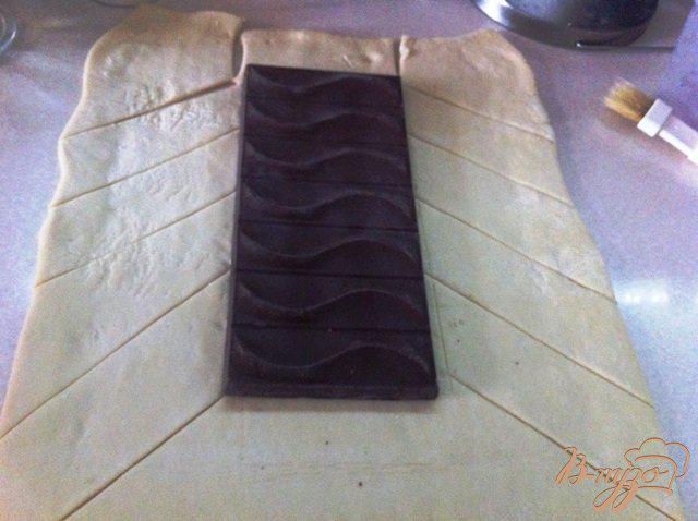 Фото приготовление рецепта: Слоеный пирог с шоколадом шаг №2