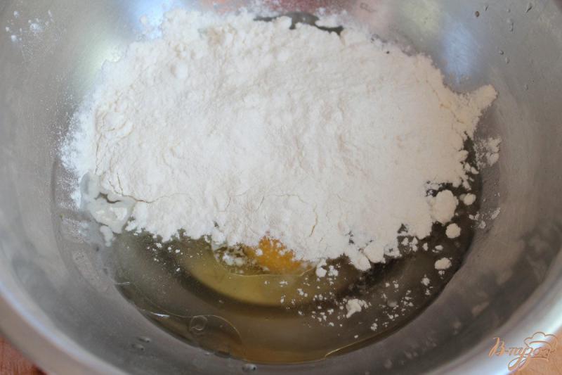 Фото приготовление рецепта: Печенье с вишней приготовленное на рассоле шаг №3