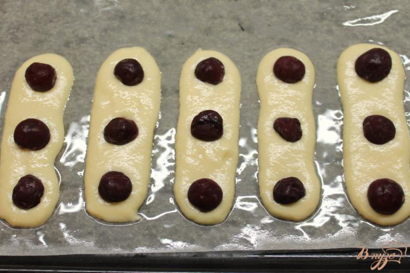 Фото приготовление рецепта: Печенье с вишней приготовленное на рассоле шаг №5
