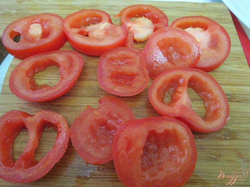 Фото приготовление рецепта: Салат из помидоров, перца, маринованых огурцов и ветчины шаг №3