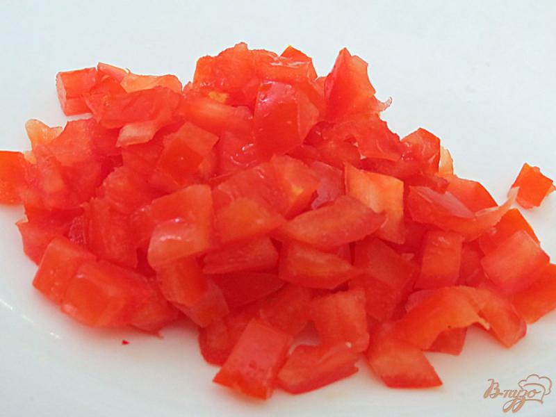 Фото приготовление рецепта: Салат из помидоров, перца, маринованых огурцов и ветчины шаг №4