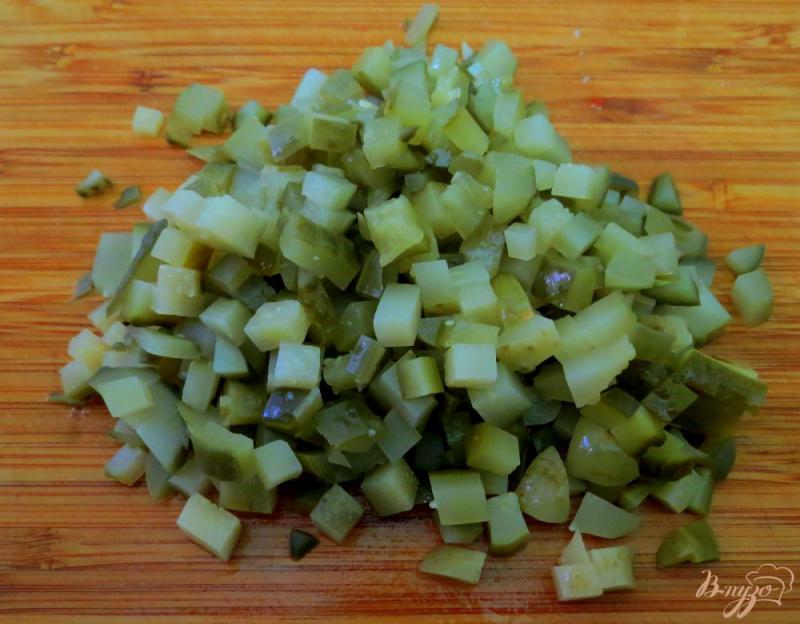 Фото приготовление рецепта: Салат из помидоров, перца, маринованых огурцов и ветчины шаг №7