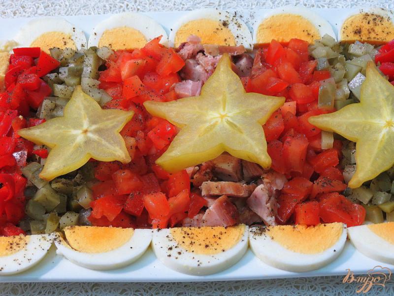 Фото приготовление рецепта: Салат из помидоров, перца, маринованых огурцов и ветчины шаг №10