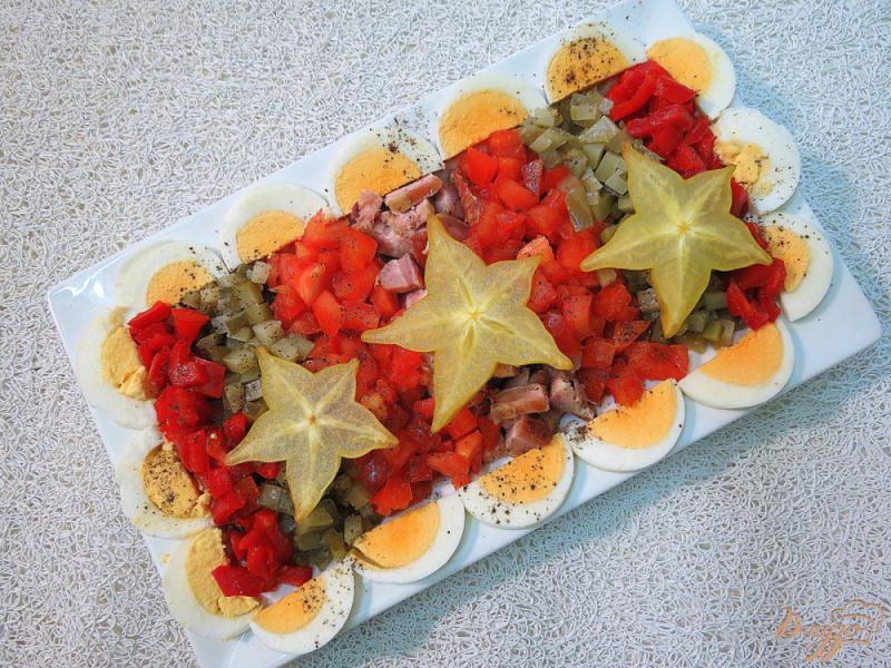 Фото приготовление рецепта: Салат из помидоров, перца, маринованых огурцов и ветчины шаг №11