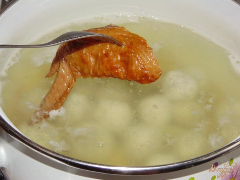 Фото приготовление рецепта: Суп с фрикадельками, вермишелью и копчеными куриными крыльями шаг №7
