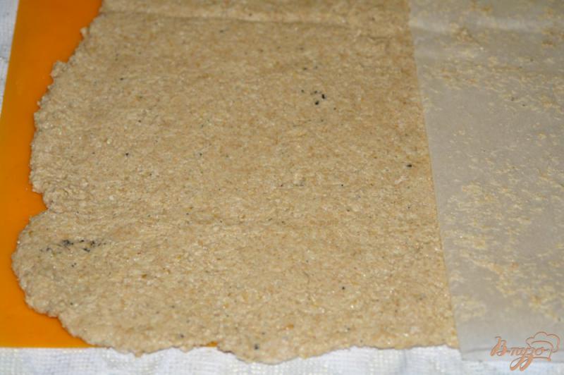 Фото приготовление рецепта: Хлебцы из полбовой муки с отрубями шаг №5
