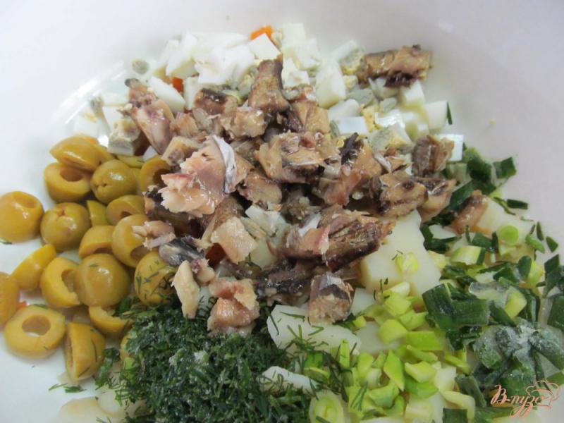 Фото приготовление рецепта: Салат со шпротами и оливками шаг №4