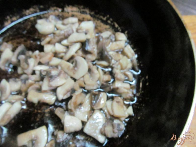 Фото приготовление рецепта: Салат из мяса с сельдереем и грибами шаг №2