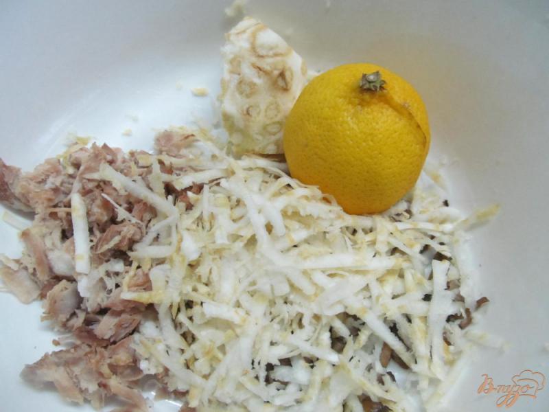 Фото приготовление рецепта: Салат из мяса с сельдереем и грибами шаг №3