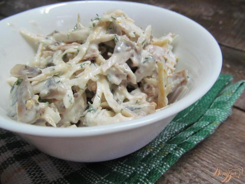 Фото приготовление рецепта: Салат из мяса с сельдереем и грибами шаг №5