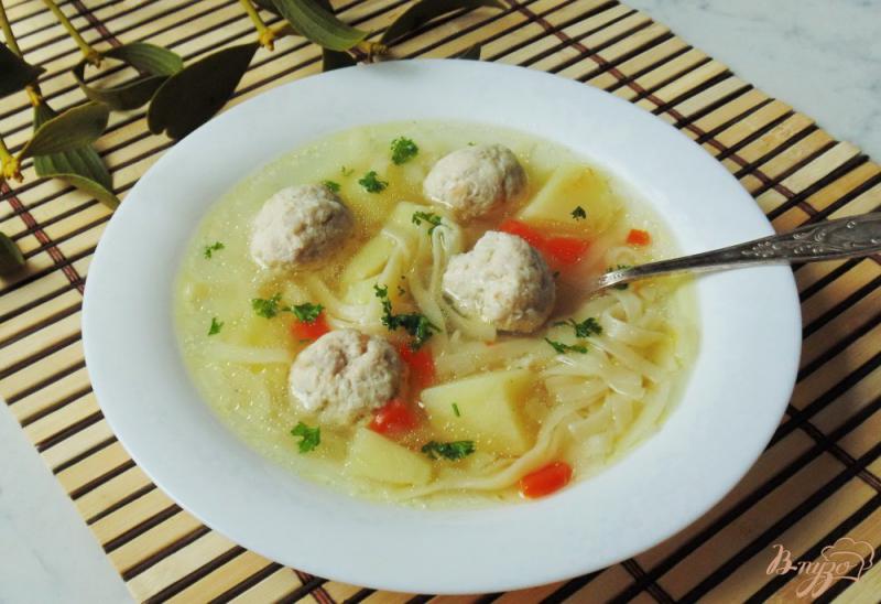 Фото приготовление рецепта: Суп с фрикадельками и лапшой шаг №7