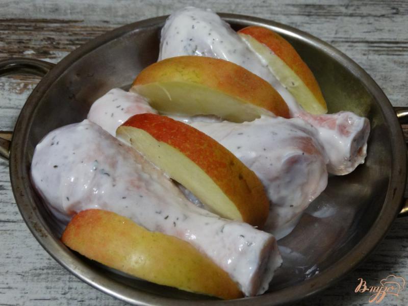 Фото приготовление рецепта: Голени в кефирном маринаде с яблоками шаг №5