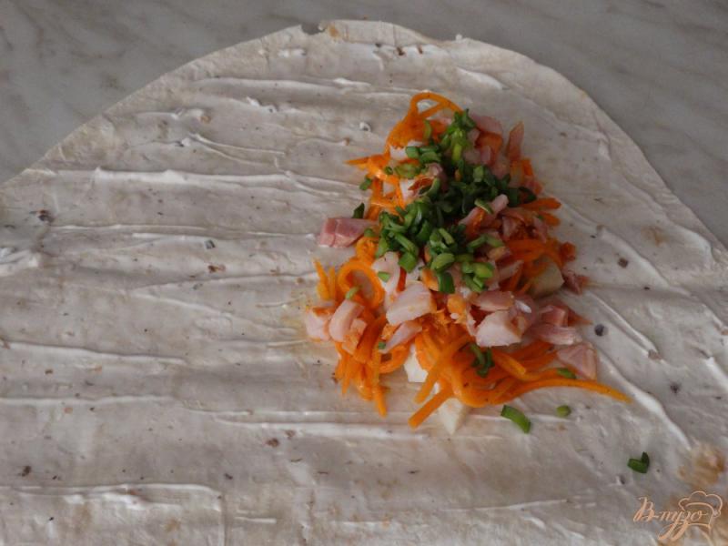 Фото приготовление рецепта: Домашняя шаурма с копченой курицей и корейской морковкой шаг №6