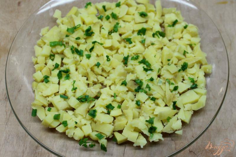 Фото приготовление рецепта: Картофельный салат с селедкой, маринованным луком и яблоком шаг №2