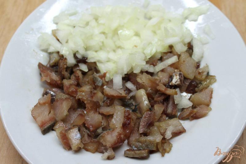 Фото приготовление рецепта: Картофельный салат с селедкой, маринованным луком и яблоком шаг №4
