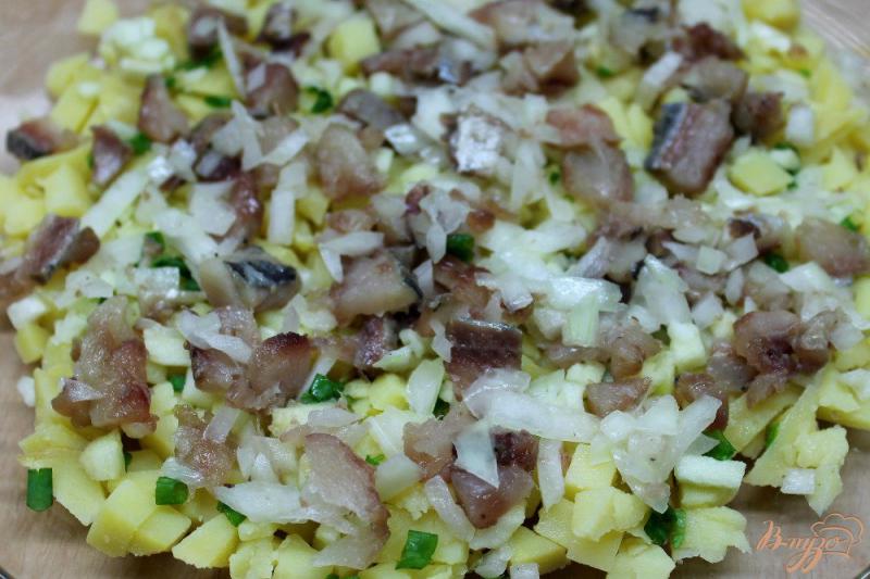 Фото приготовление рецепта: Картофельный салат с селедкой, маринованным луком и яблоком шаг №5