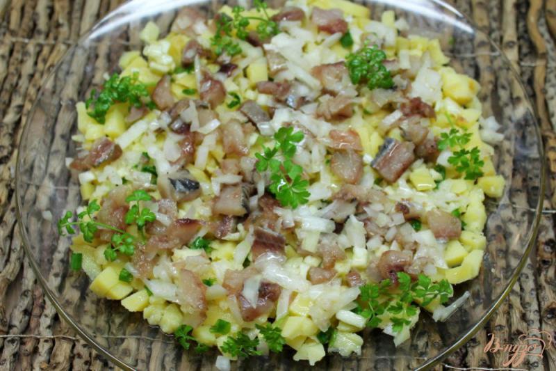 Фото приготовление рецепта: Картофельный салат с селедкой, маринованным луком и яблоком шаг №6