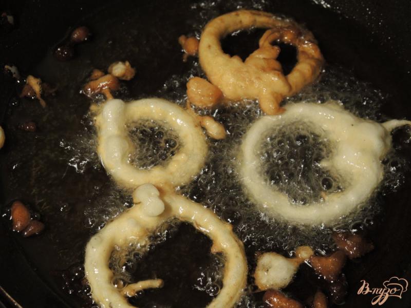 Фото приготовление рецепта: Луковые кольца в кляре с соусом шаг №5