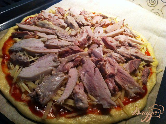 Фото приготовление рецепта: Пицца с курицей и грибами шаг №5