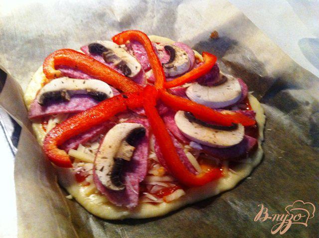 Фото приготовление рецепта: Пицца с салями шаг №3