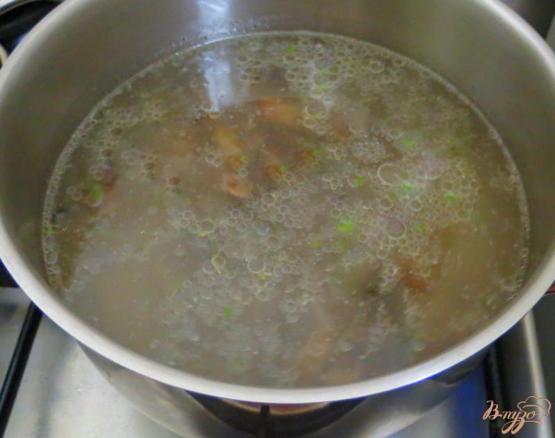 Фото приготовление рецепта: Суп с опятами, шпинатом  и спаржевой фасолью шаг №3