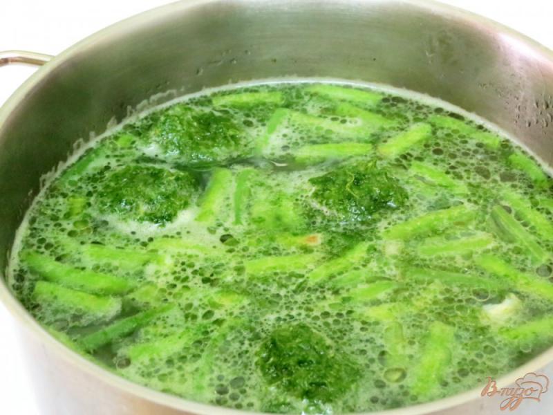 Фото приготовление рецепта: Суп с опятами, шпинатом  и спаржевой фасолью шаг №4