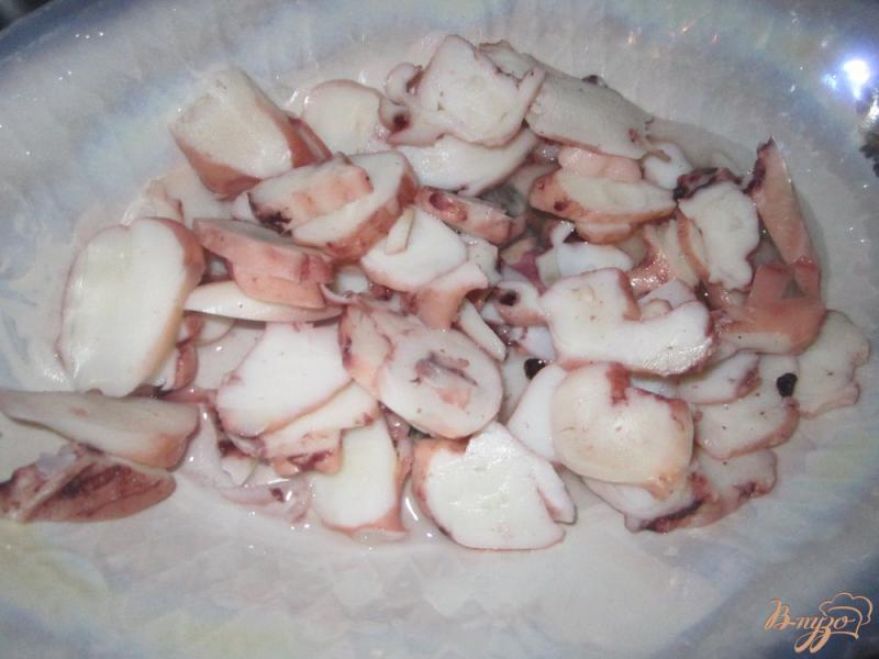 Фото приготовление рецепта: Мясо осьминога в сливочном соусе шаг №1